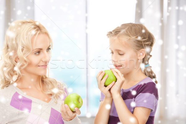 Mãe filha verde maçãs família Foto stock © dolgachov