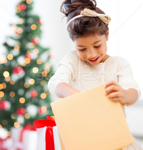 ストックフォト: 幸せ · 子 · 少女 · ギフトボックス · 休日 · プレゼント