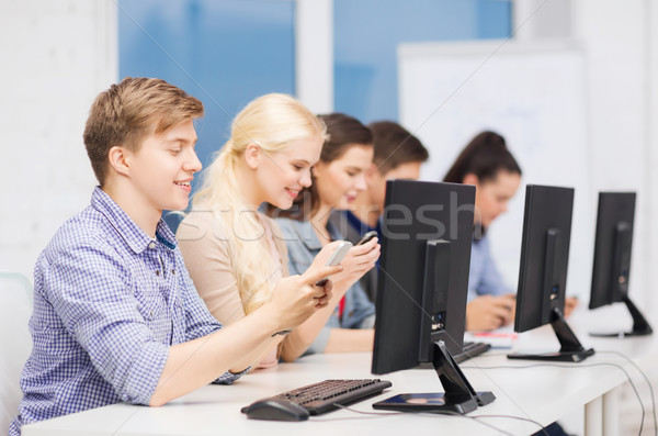 Diákok számítógépmonitor okostelefonok oktatás internet csoport Stock fotó © dolgachov