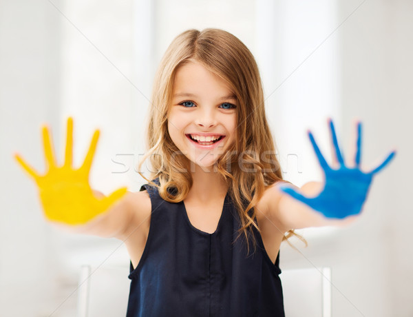 Meisje tonen geschilderd handen onderwijs school Stockfoto © dolgachov