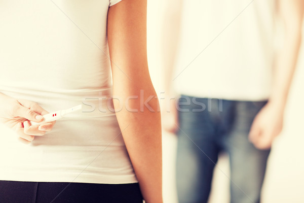 女子 藏 妊娠試驗 關閉 手 嬰兒 商業照片 © dolgachov