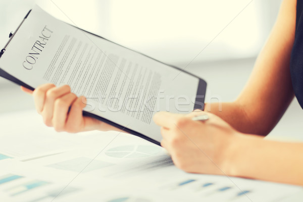 Stockfoto: Vrouw · hand · ondertekening · contract · papier · business