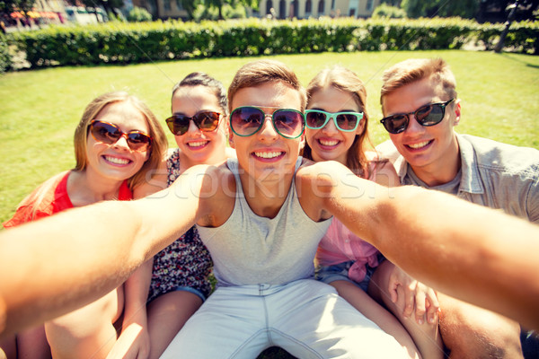 Stockfoto: Groep · glimlachend · vrienden · park · vriendschap