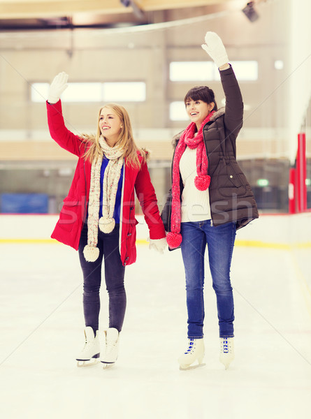 Szczęśliwy dziewcząt znajomych ręce skating Zdjęcia stock © dolgachov