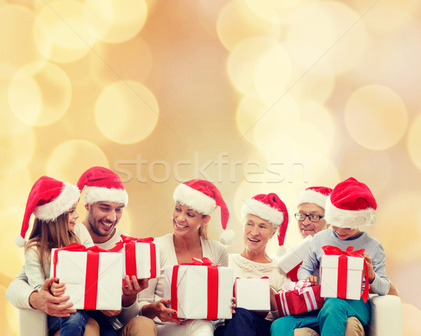 Boldog család mikulás segítő sapkák ajándékdobozok család Stock fotó © dolgachov