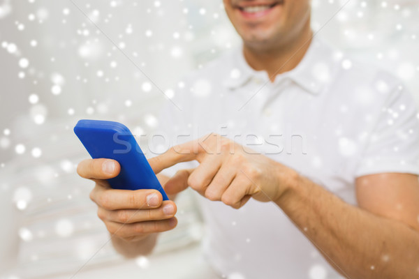 Közelkép boldog férfi okostelefon otthon technológia Stock fotó © dolgachov