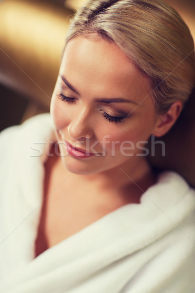 Kobieta posiedzenia kąpieli szata spa Zdjęcia stock © dolgachov