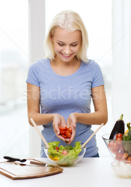 Stock fotó: Mosolygó · nő · főzés · zöldség · saláta · otthon · egészséges · étkezés