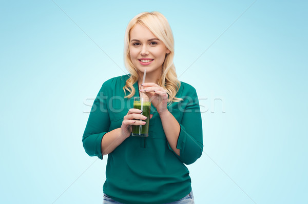 Stockfoto: Glimlachende · vrouw · drinken · plantaardige · sap · smoothie · gezond · eten