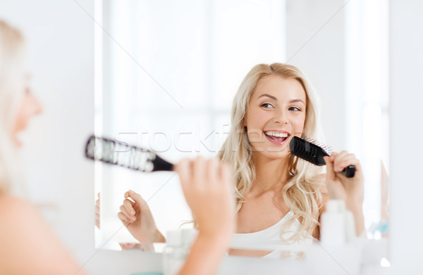 Glücklich Frau singen Haar Pinsel Bad Stock foto © dolgachov