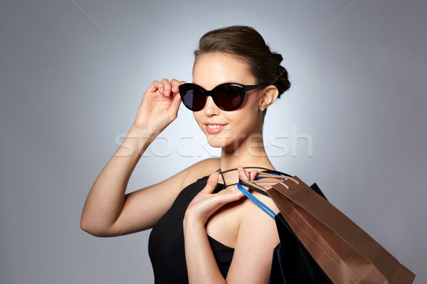 Foto stock: Feliz · mulher · preto · óculos · de · sol · venda