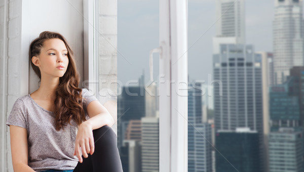 Triest mooie tienermeisje vergadering vensterbank mensen Stockfoto © dolgachov
