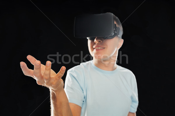 Feliz hombre virtual realidad auricular gafas 3d Foto stock © dolgachov