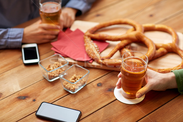 Stock foto: Hände · Smartphones · Bier · bar · Menschen