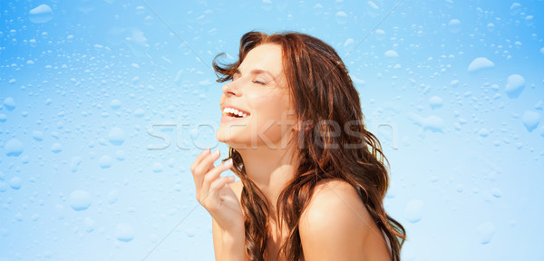 Fericit femeie frumoasa umed albastru frumuseţe oameni Imagine de stoc © dolgachov