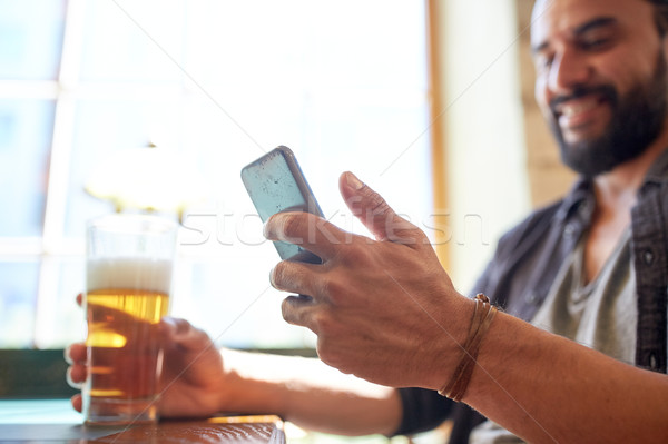 Om smartphone bere pub oameni Imagine de stoc © dolgachov