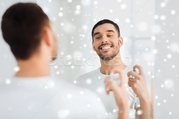 Człowiek perfum patrząc lustra łazienka perfumeria Zdjęcia stock © dolgachov