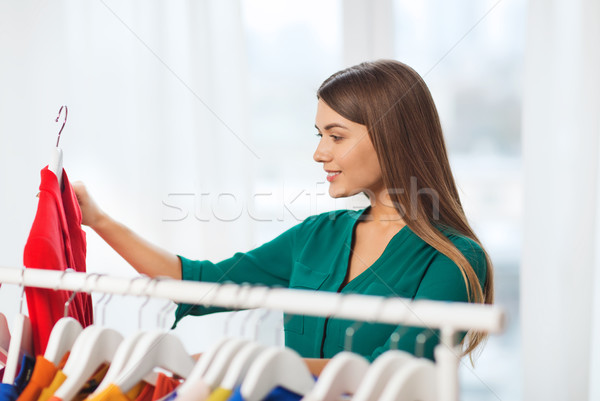 Feliz mulher escolher roupa casa guarda-roupa Foto stock © dolgachov