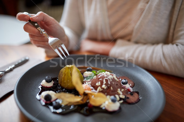 Femeie mananca îngheţată desert nou Imagine de stoc © dolgachov