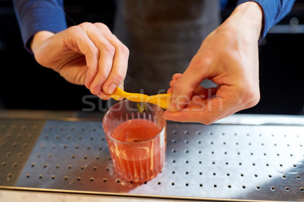 Barkeeper Glas Cocktail orange Schale Alkohol Stock foto © dolgachov