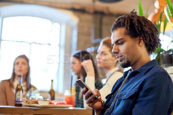 Homem amigos restaurante tecnologia estilo de vida Foto stock © dolgachov