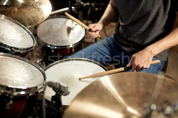 商業照片: 男 · 音樂家 · 播放 · 鼓 · 音樂會 · 音樂