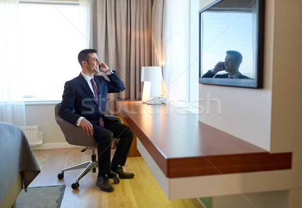 Zakenman roepen smartphone hotelkamer zakenreis mensen Stockfoto © dolgachov