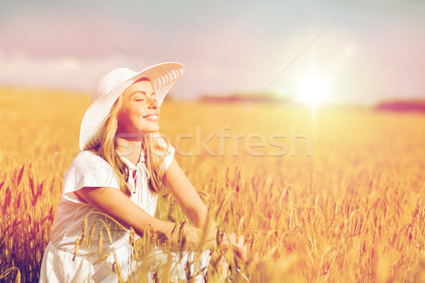 Szczęśliwy młoda kobieta zbóż dziedzinie charakter Zdjęcia stock © dolgachov