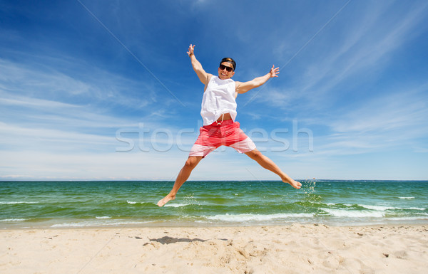 Foto stock: Sorridente · moço · saltando · verão · praia · férias