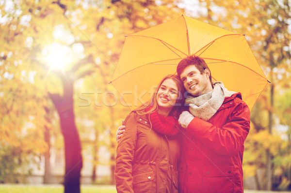 Foto stock: Sorridente · casal · guarda-chuva · outono · parque · amor