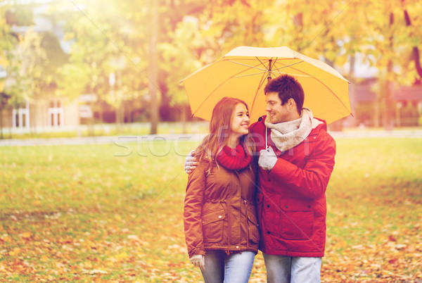 Foto stock: Sorridente · casal · guarda-chuva · outono · parque · amor