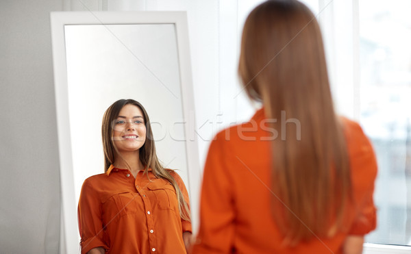 Fericit femeie haine acasă dulap Imagine de stoc © dolgachov