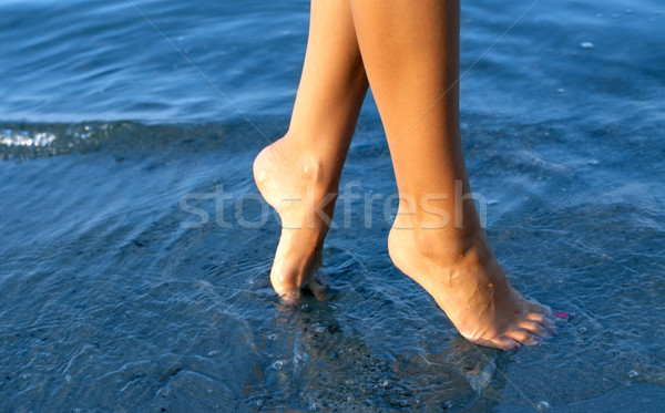 Nap tengerpart szép lábak kék víz Stock fotó © dolgachov