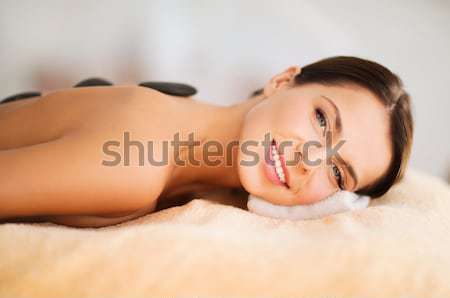 Bella donna spa salone caldo pietre salute Foto d'archivio © dolgachov