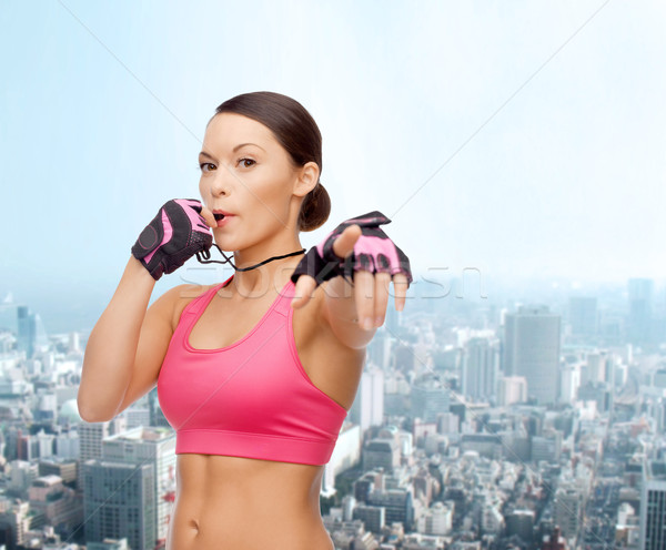Asiatic personal trainer fluier sportiv fitness asistenţă medicală Imagine de stoc © dolgachov