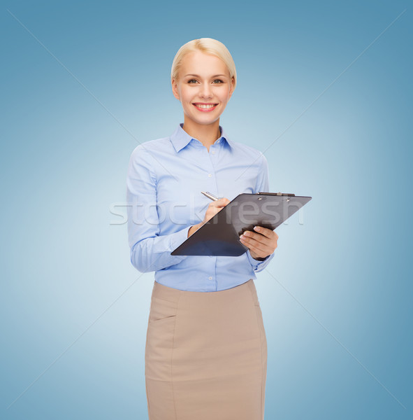 Zâmbitor femeie de afaceri clipboard stilou afaceri educaţie Imagine de stoc © dolgachov