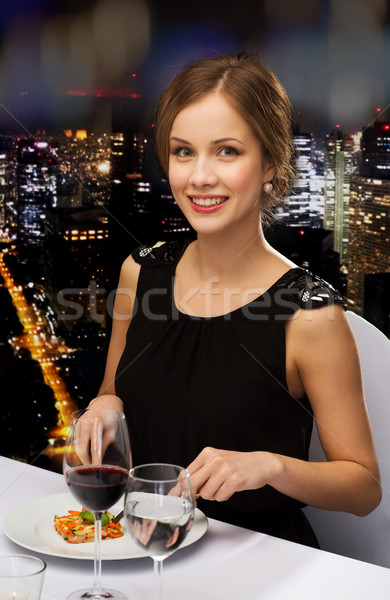 Uśmiechnięty młoda kobieta jedzenie danie główne restauracji ludzi Zdjęcia stock © dolgachov