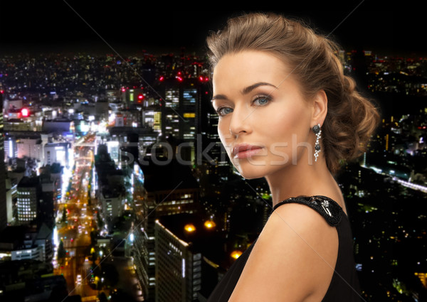 Nő gyémánt fülbevalók gyönyörű nő estélyi ruha visel Stock fotó © dolgachov