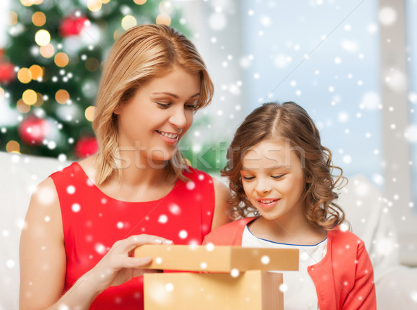 ストックフォト: 笑みを浮かべて · 母親 · 娘 · ギフトボックス · ホーム · クリスマス