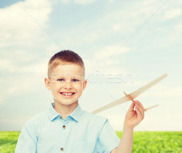 Foto stock: Sorridente · pequeno · menino · avião