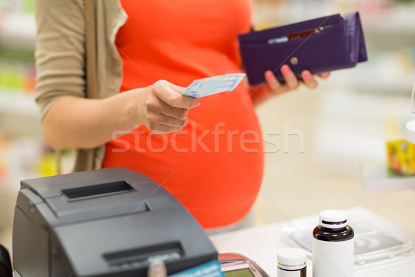 Terhes nő pénz drogéria gyógyszer egészségügy emberek Stock fotó © dolgachov