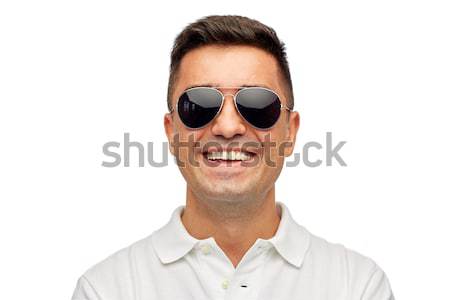 Cara sonriendo hombre camiseta gafas de sol verano Foto stock © dolgachov