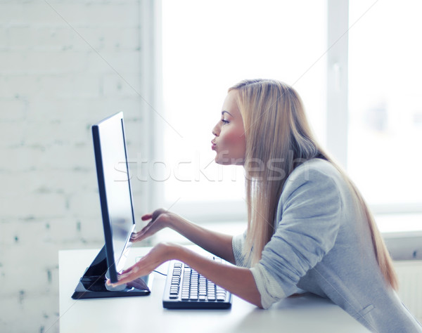 Szczęśliwy kobieta laptop zdjęcie całując monitor komputerowy Zdjęcia stock © dolgachov
