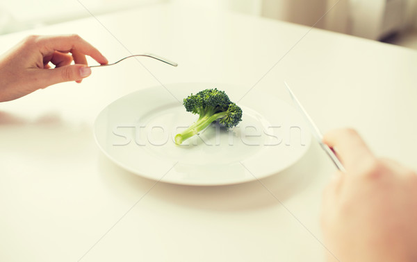 Vrouw handen eten broccoli Stockfoto © dolgachov