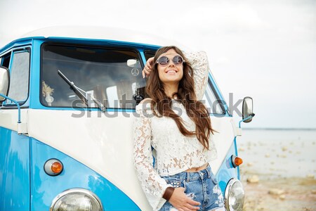 Zâmbitor tineri hippie cuplu maşină Imagine de stoc © dolgachov