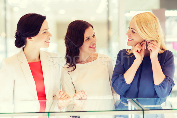 Glücklich Frauen Auswahl Ohrringe Schmuck Laden Stock foto © dolgachov