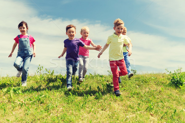 Gruppe glücklich Kinder läuft Freien Sommer Stock foto © dolgachov
