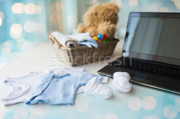 Сток-фото: ребенка · одежды · игрушками · ноутбука · домой
