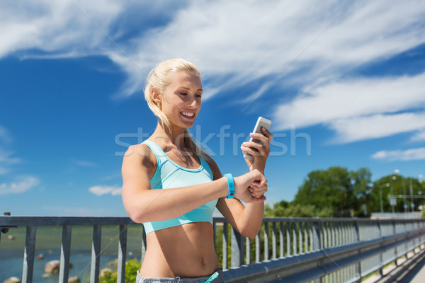 Gelukkig vrouw hartslag horloge smartphone fitness Stockfoto © dolgachov