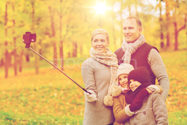 Сток-фото: счастливая · семья · смартфон · парка · семьи · детство · сезон